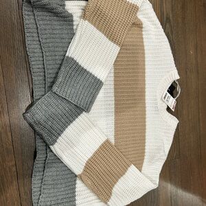 Moon & Madison White and Gray Knit Sweater